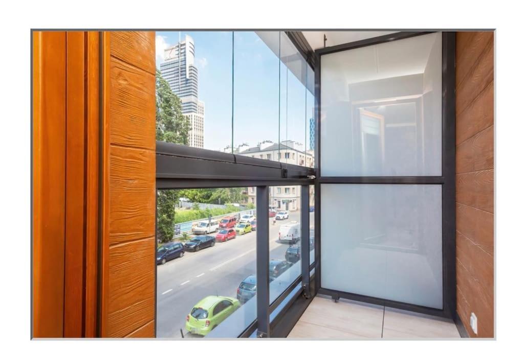 - Great Location - Stylish One Bedroom - Center - 85-220 Apartament